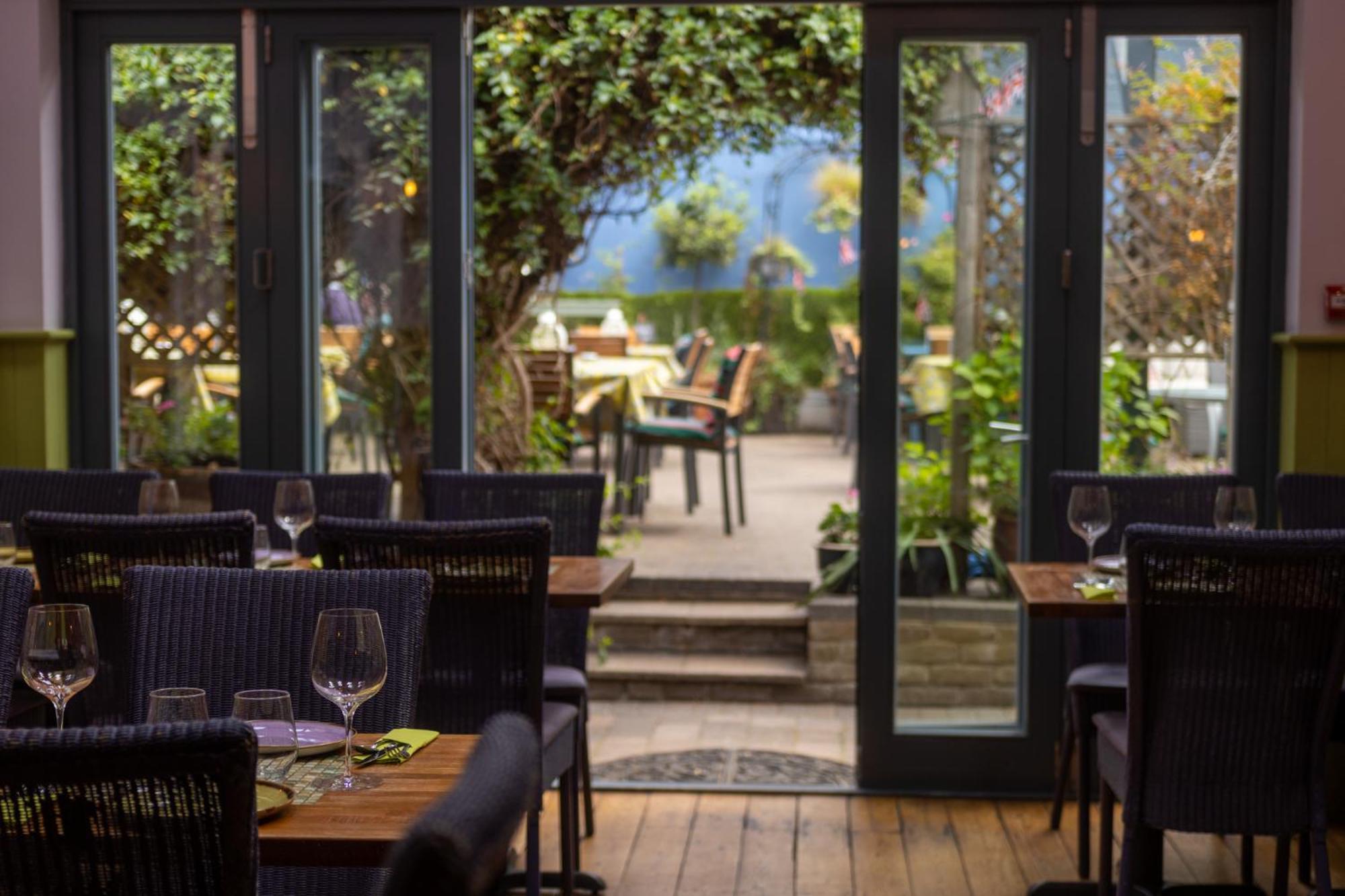 Apartments At Number 16 - The Jolly Coopers Hampton Экстерьер фото